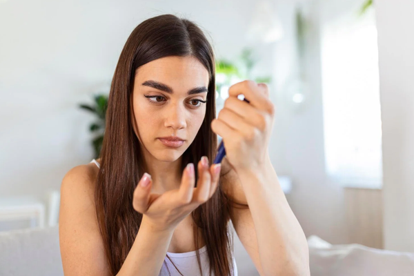 Mujer realizando un monitor de glucosa